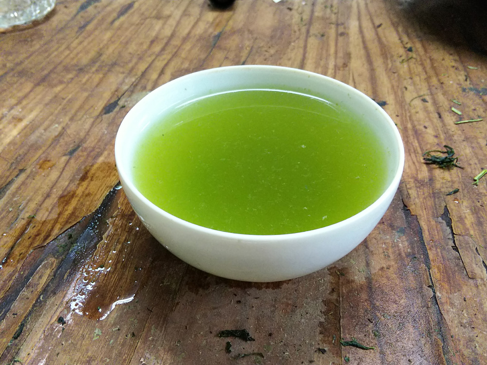 水色　抽出液の色を見る